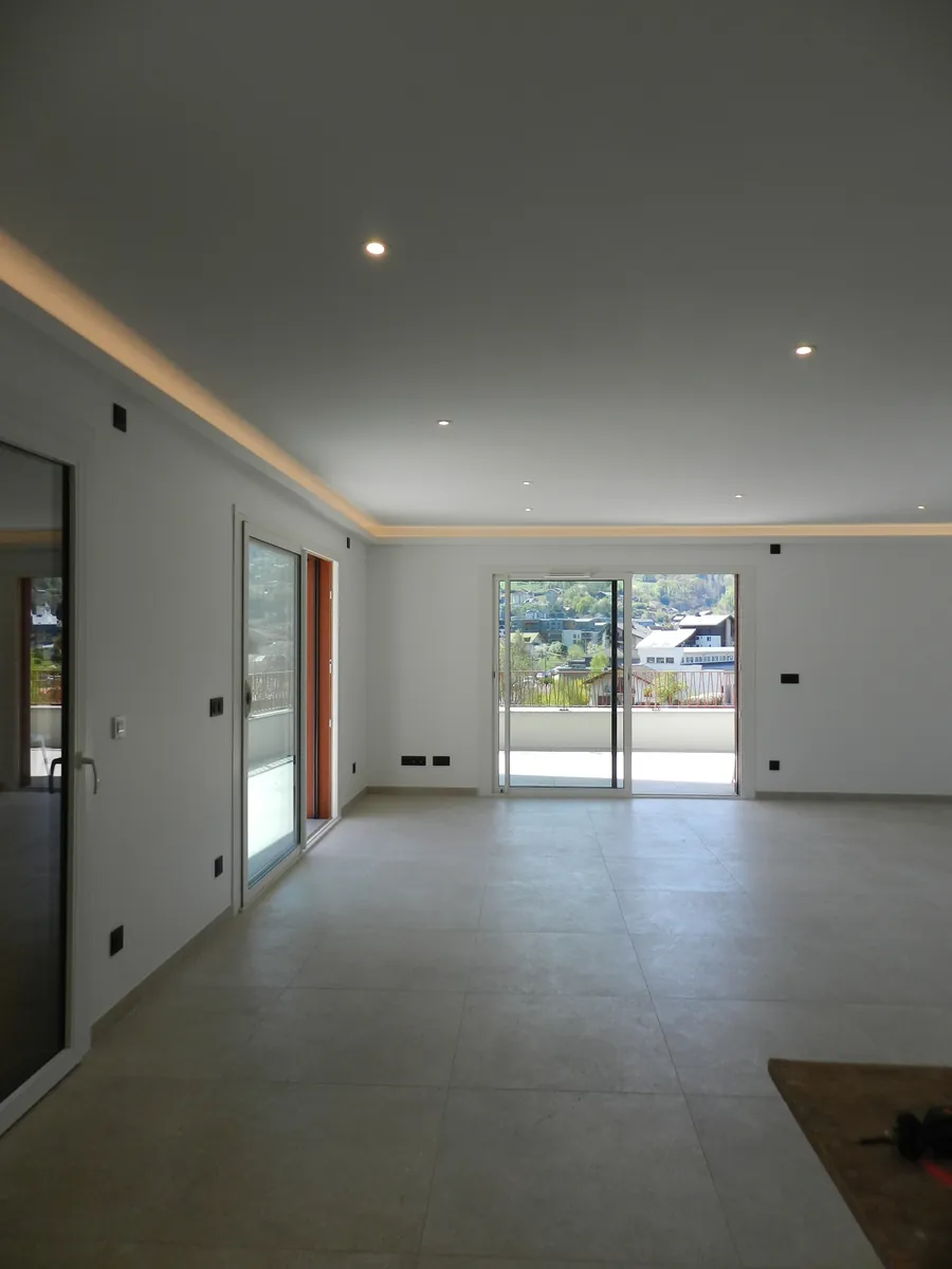 Pièce de vie d'un appartement neuf avec éclairage LED