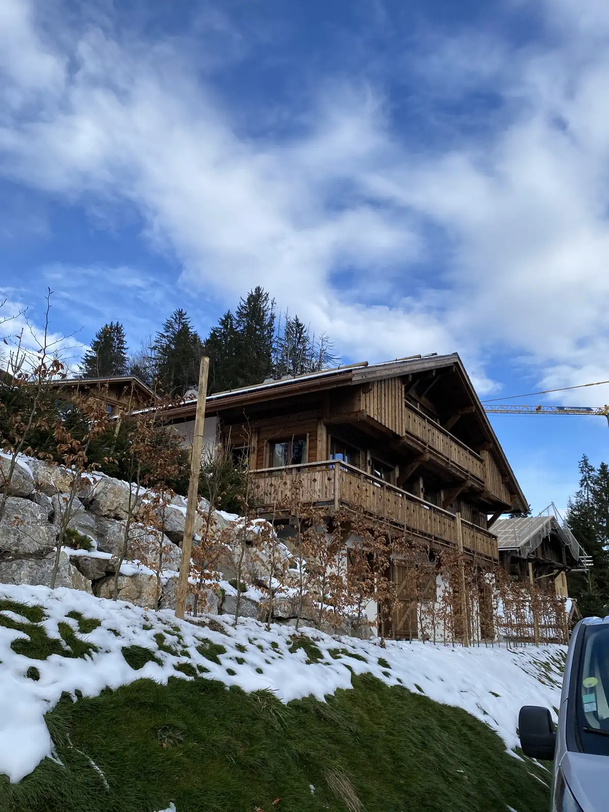 Chalet en bois sous la neige en Haute-Savoie