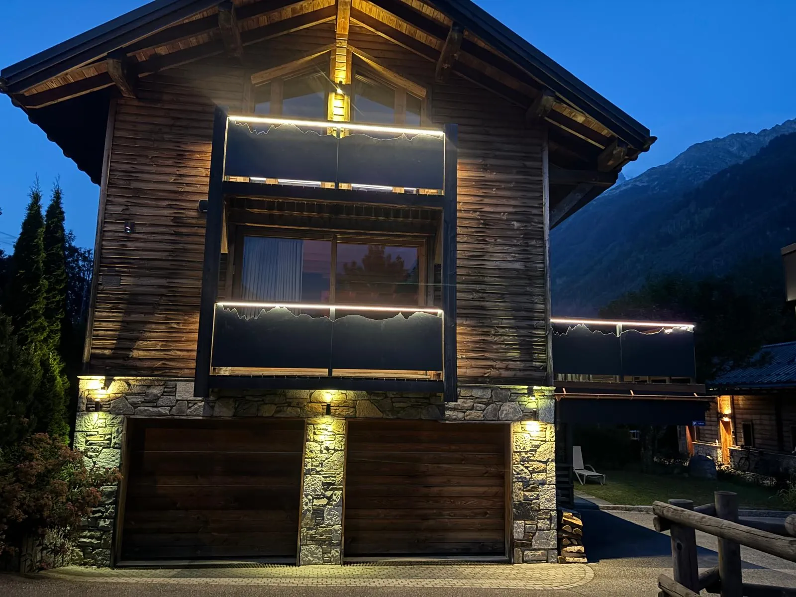 Chalet éclairé au crépuscule, installation électrique en Haute-Savoie