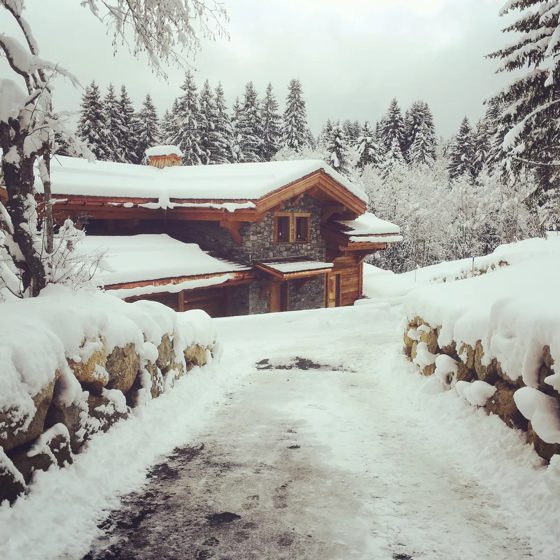 Chalet sous la neige en Haute-Savoie