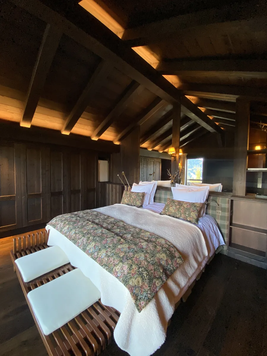 Chambre de chalet sous charpente, éclairage indirect