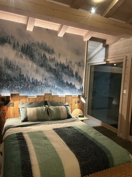 Chambre de chalet avec éclairage indirect