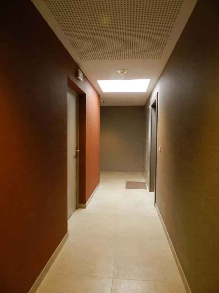 Couloir des parties communes éclairé