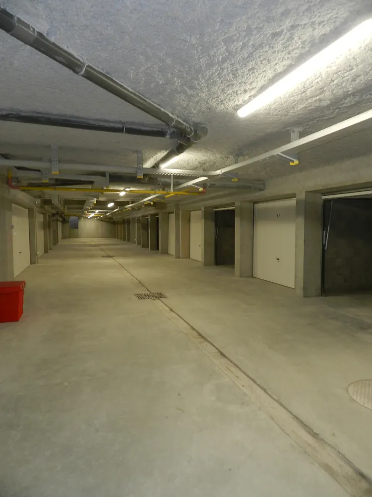 Parking souterrain éclairé