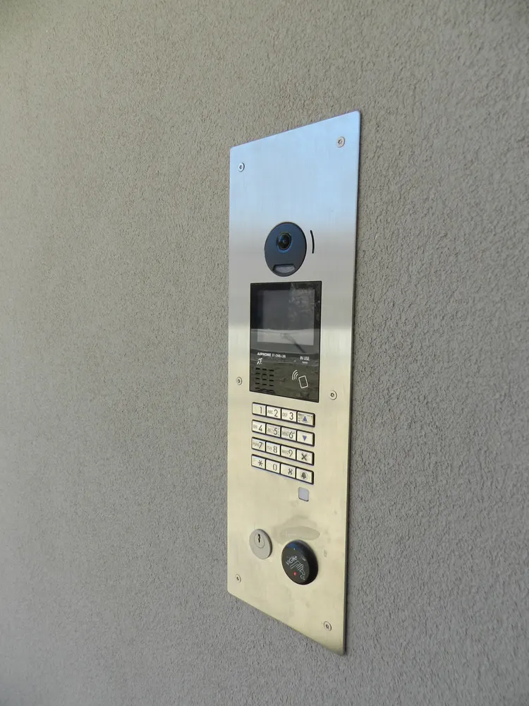 Platine d'interphone vidéo à l'entrée de l'immeuble