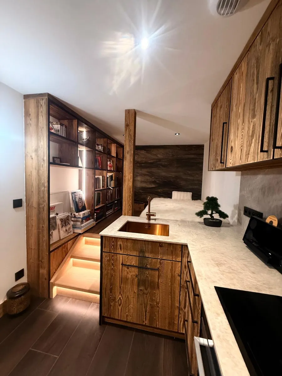 Cuisine en vieux bois avec éclairage LED
