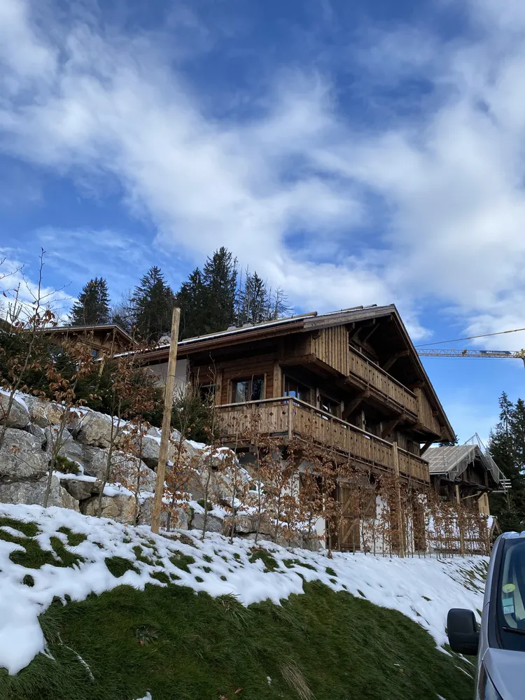 Chalet en bois sous la neige en Haute-Savoie