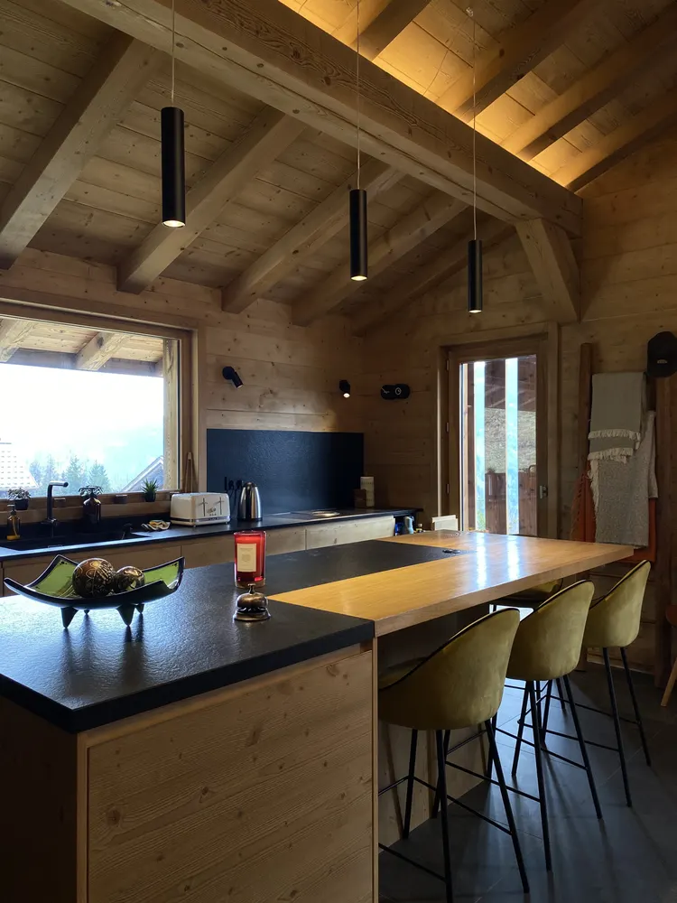 Cuisine de chalet avec îlot et suspensions