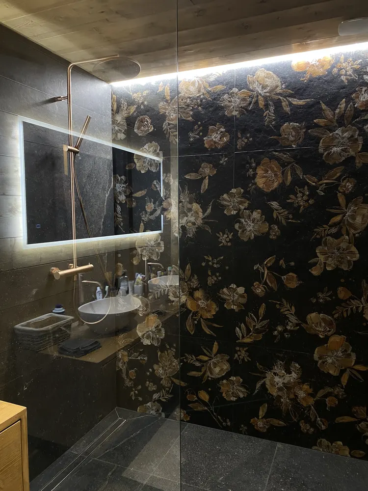Salle de bain de chalet avec miroir et douche éclairés par LED