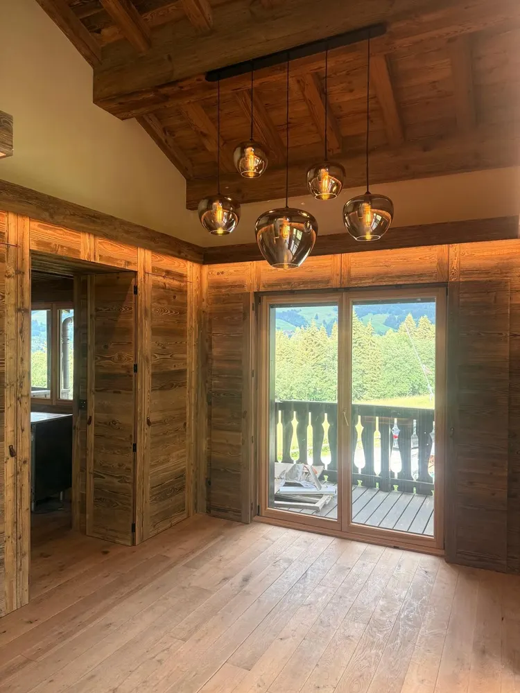 Salle à manger de chalet avec suspensions et éclairage indirect