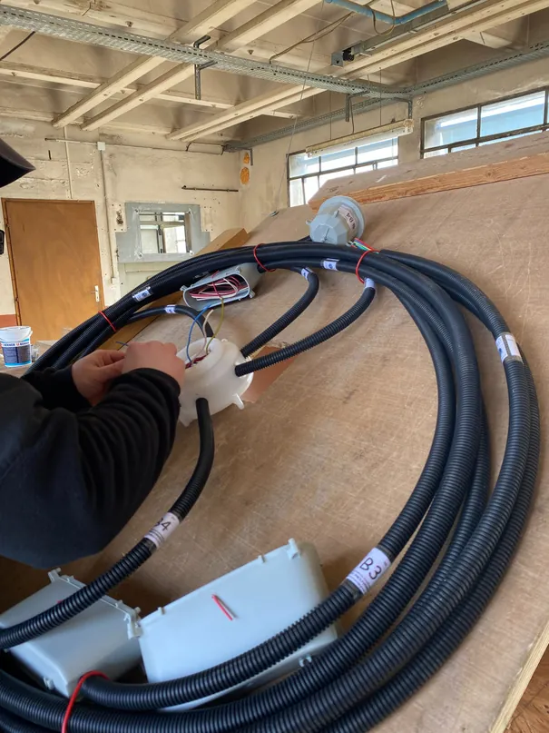 Fabrication d'une pieuvre électrique dans l'atelier de Marnaz