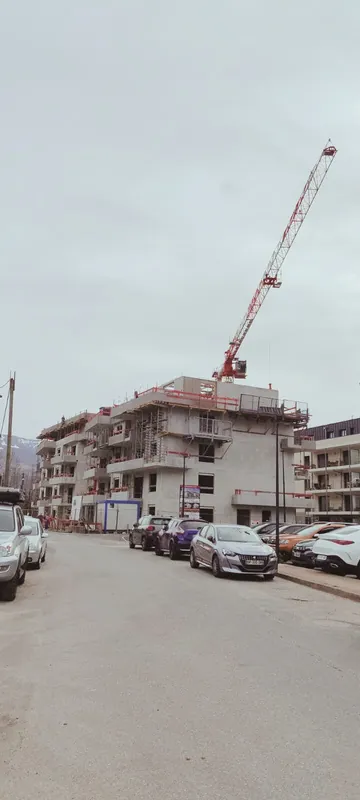 Immeuble d'habitation en construction avec grue