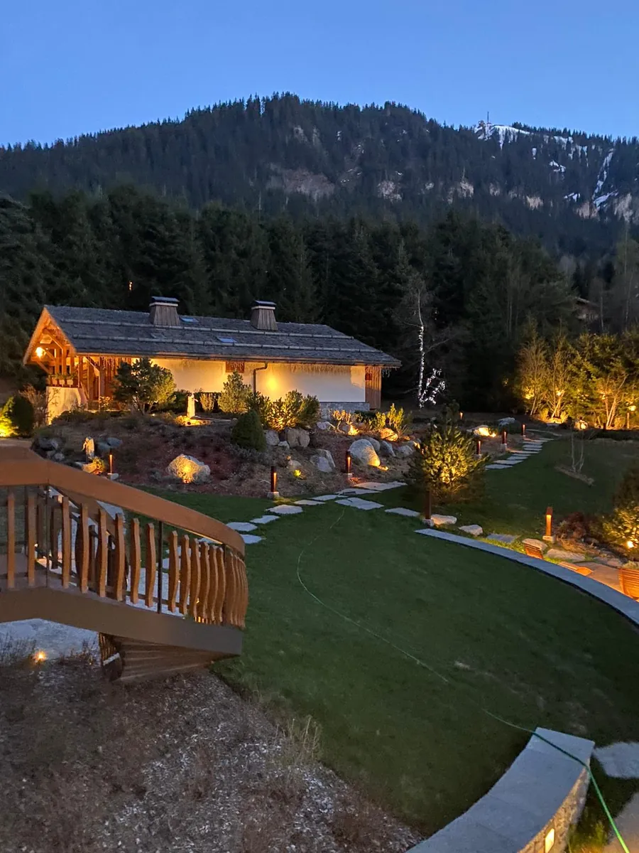 Jardin de chalet avec éclairage extérieur