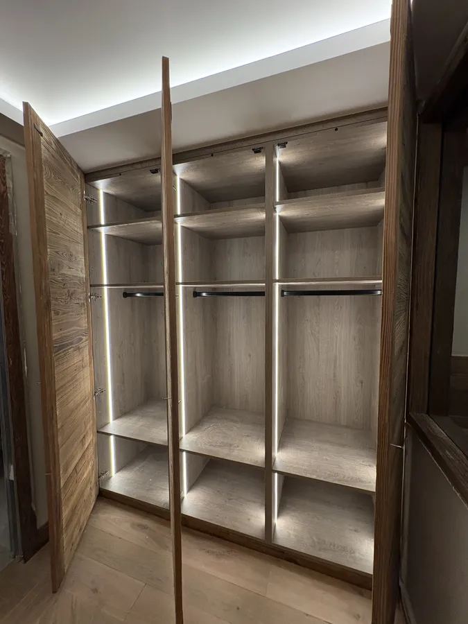 Dressing en bois éclairé par des rubans LED