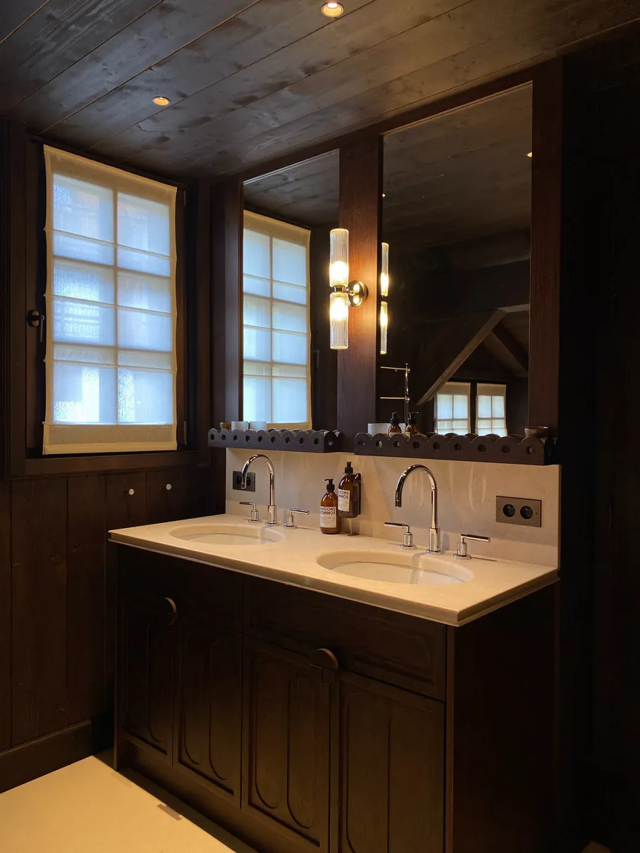 Double vasque et miroirs dans une salle de bain de chalet
