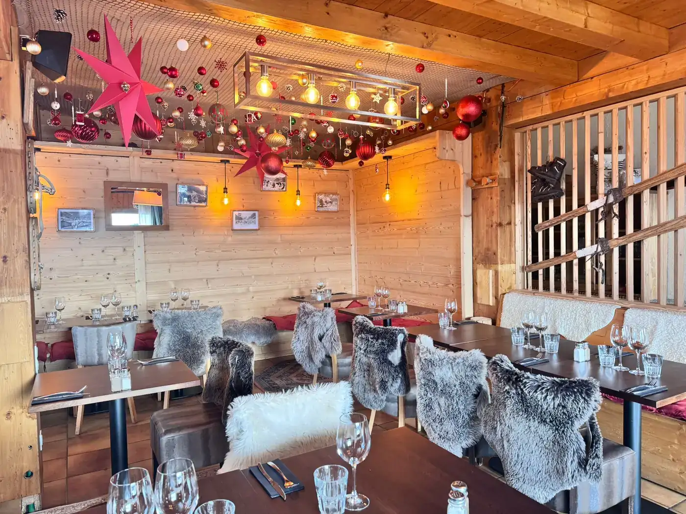 Salle de restaurant d'altitude avec éclairage d'ambiance