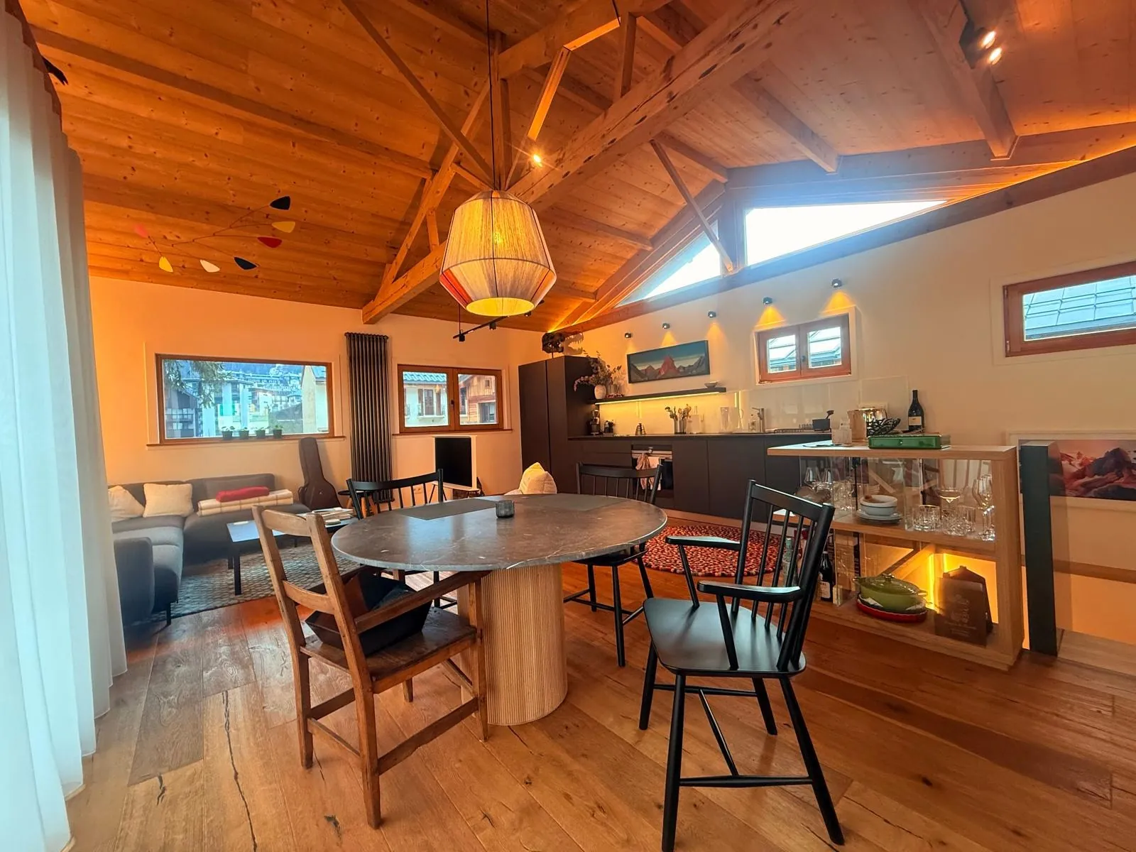 Séjour et salle à manger sous charpente avec suspension