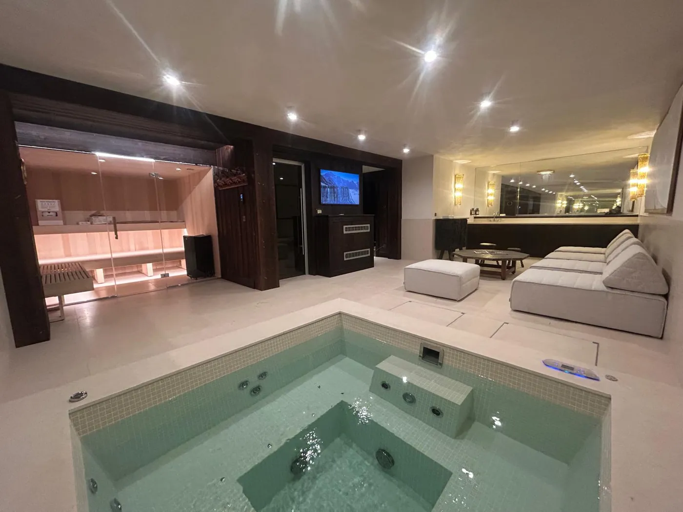 Espace bien-être avec bassin intérieur dans un chalet de Haute-Savoie