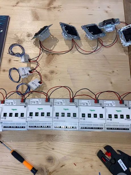 Modules de domotique KNX câblés sur l'établi avant intégration au tableau